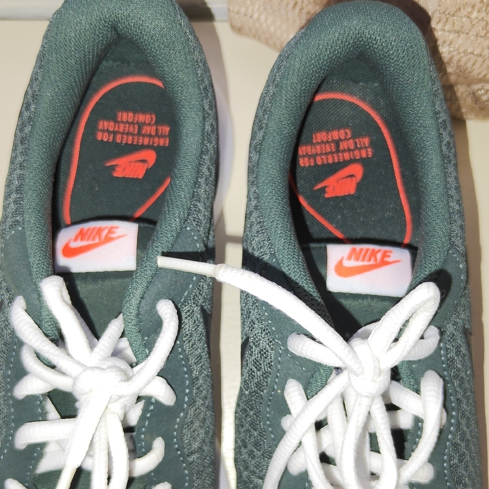 Nike Women's Dark Green Mesh Sneakers with White Laces - Picture 3 of 6